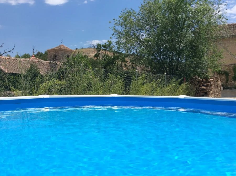 Casa rural con un jardín espectacular y piscina para grupos en Segovia.
