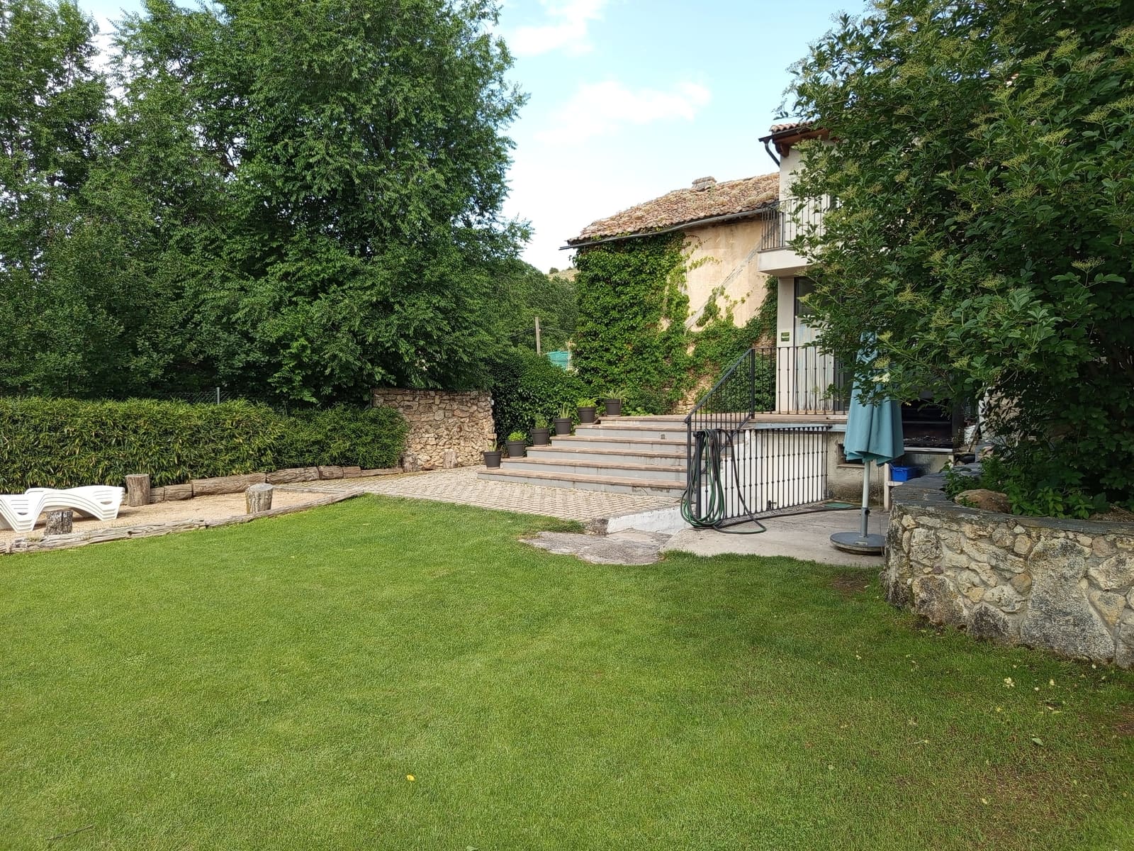Jardín y exteriores — casa rural Casa Los Tres Nogales (Castroserna de Arriba, Segovia)