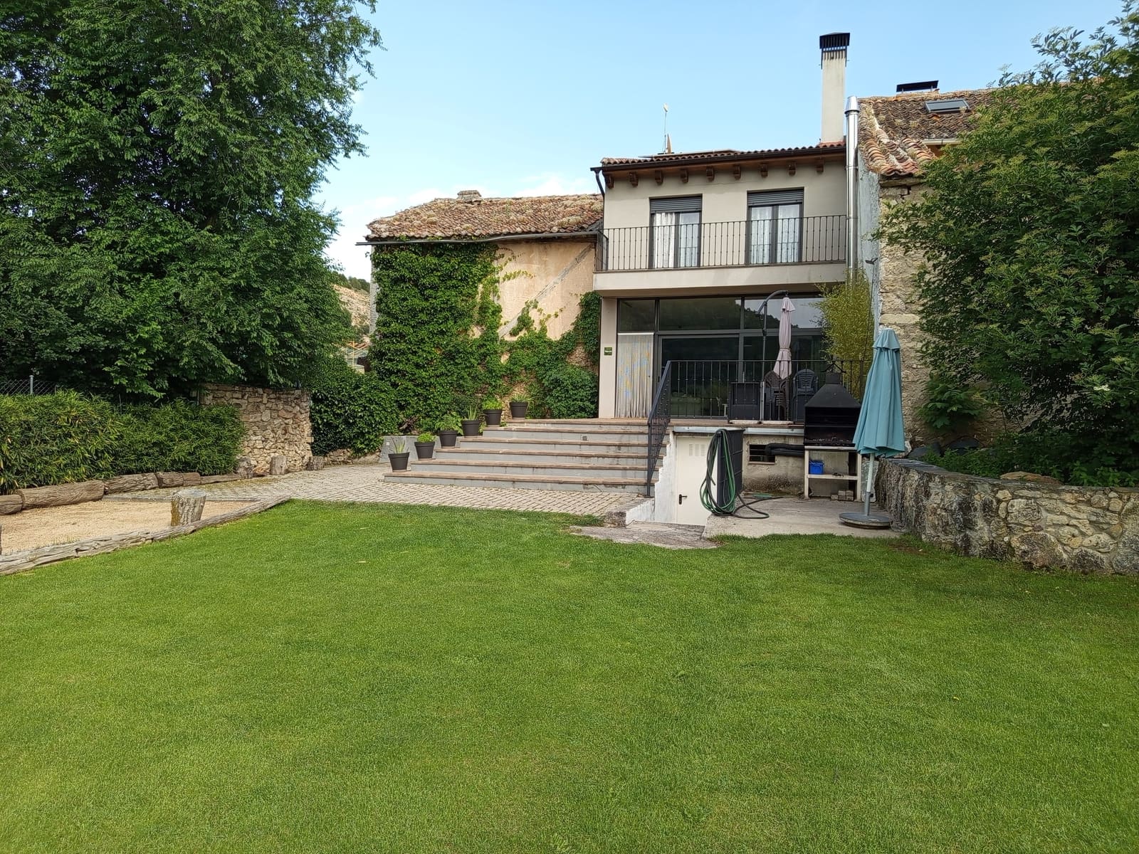 Jardín y exteriores — casa rural Casa Los Tres Nogales (Castroserna de Arriba, Segovia)