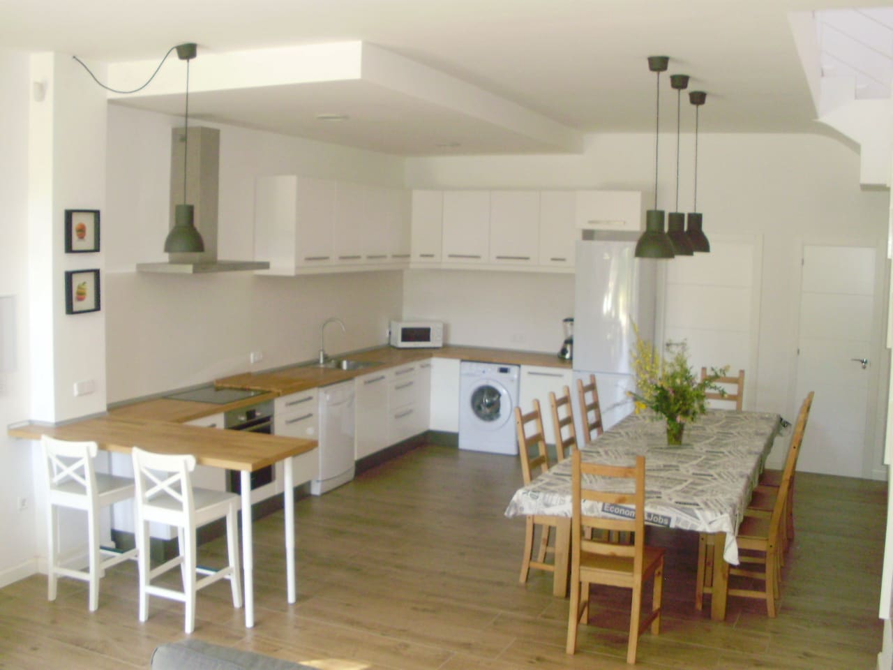 Salón y cocina — casa rural Casa Los Tres Nogales (Castroserna de Arriba, Segovia)