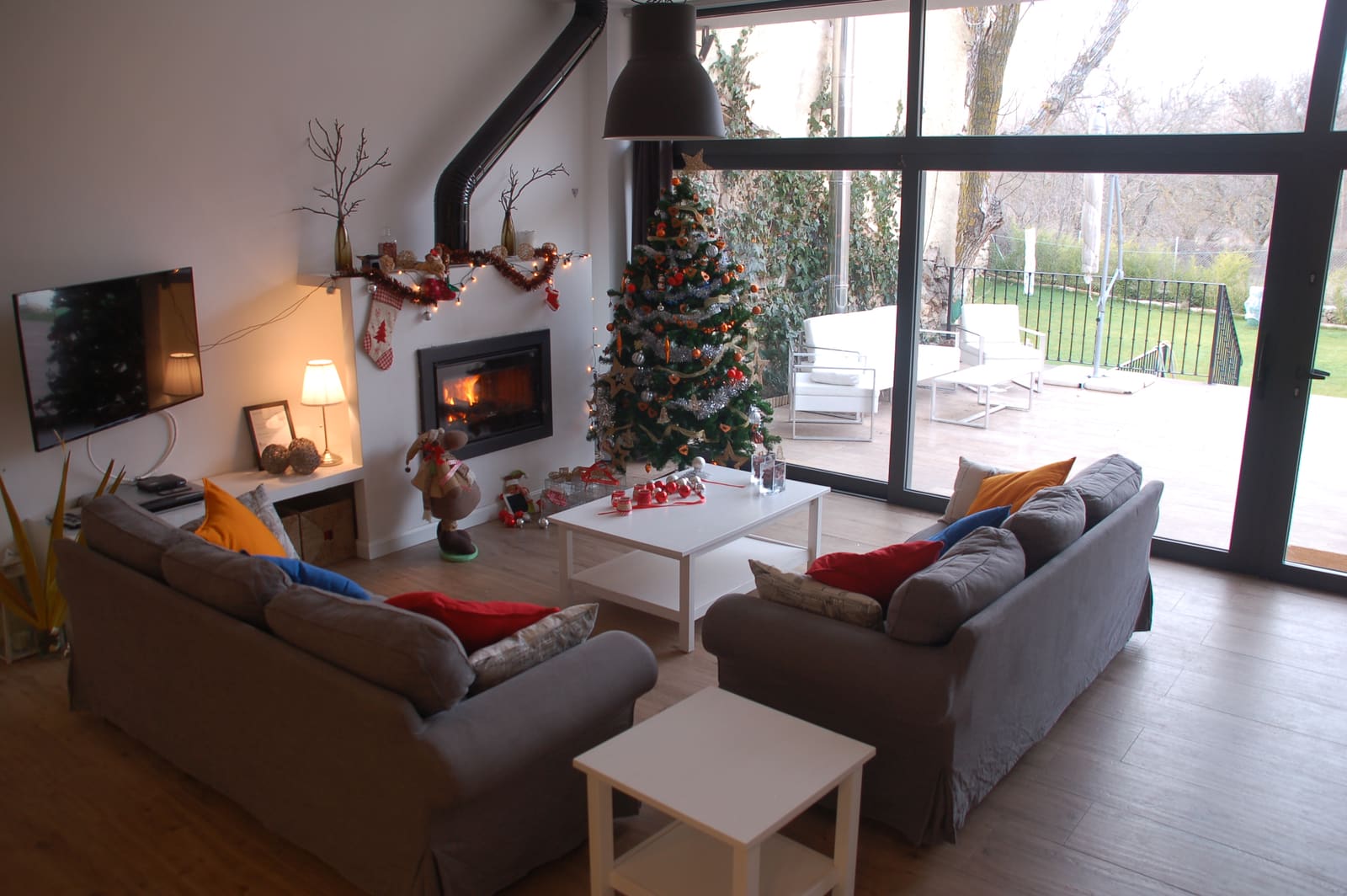 Salón y cocina — casa rural Casa Los Tres Nogales (Castroserna de Arriba, Segovia)