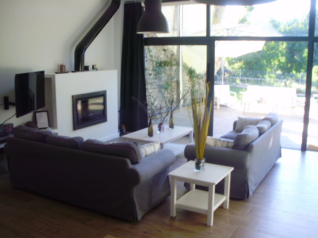 Salón y cocina — casa rural Casa Los Tres Nogales (Castroserna de Arriba, Segovia)