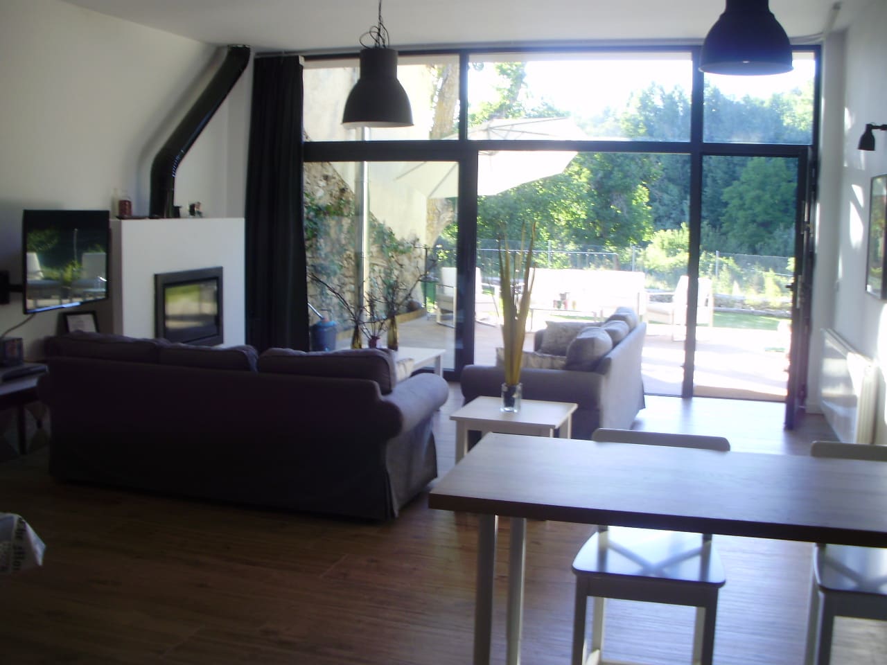 Salón y cocina — casa rural Casa Los Tres Nogales (Castroserna de Arriba, Segovia)